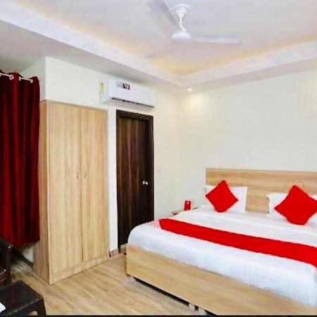 Hotel Golden Bliss At New Delhi Airport Exteriör bild