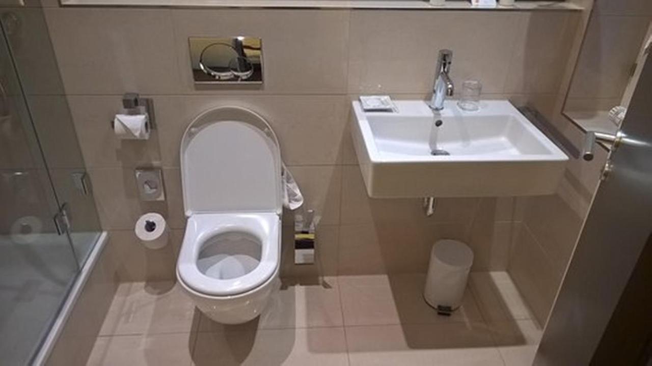 Hotel Golden Bliss At New Delhi Airport Exteriör bild