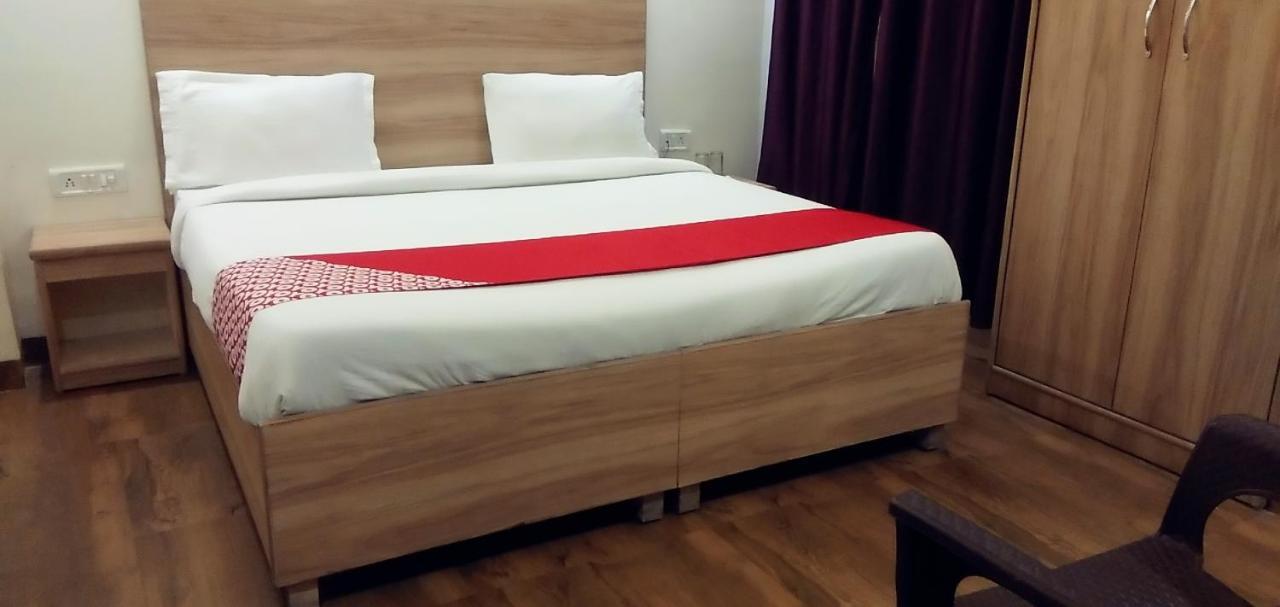 Hotel Golden Bliss At New Delhi Airport Exteriör bild